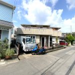 前面の道路（公道）は幅6mあるため、ゆとりがあります。(外観)