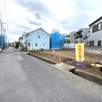  前面の道路（公道）は幅6mあり、ゆとりのある広さです。車の出し入れもスムーズに行えます。(外観)