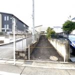 道路から平坦で、両隣も建物が圧迫していないため、開放感が有ります。