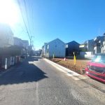 前面の道路(公道)は幅6mあり、ゆとりのある広さです。車の出し入れもスムーズに行えます。(外観) 前面の道路(公道)は幅6mあり、ゆとりのある広さです。車の出し入れもスムーズに行えます。(外観)