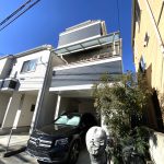 前面は公道に面していて、高い建物がないため開放感があります♪(外観) 前面は公道に面していて、高い建物がないため開放感があります♪(外観)