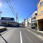 道路を挟んだ正面にはドラッグストアのクリエイトがあり、急な買い物にも便利です♪(周辺) 道路を挟んだ正面にはドラッグストアのクリエイトがあり、急な買い物にも便利です♪(周辺)