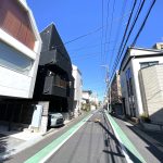 前面道路は公道（幅員6.4m）あり、駐車もし易いです♪
