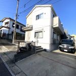 車は2台駐車可能です♪(外観)