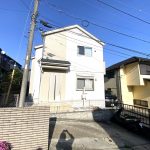 大通りに面していないため、静かな住環境です♪(外観)